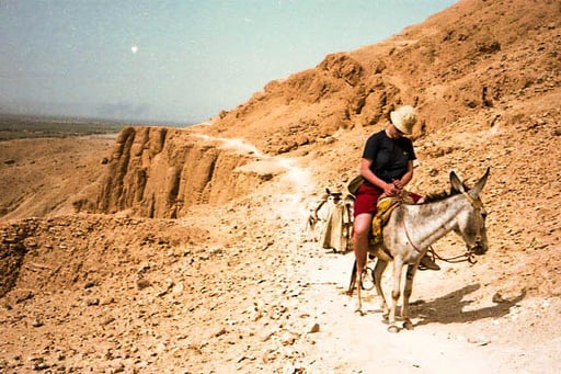 auf der Felsstufe über dem Tempel von Theben