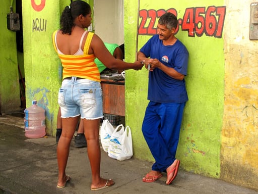 Plausch beim Wasser-Einkauf - Trinkwasser ist sehr wertvoll