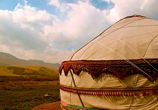 ein Luxus-Jurte an der Strasse für Touristen