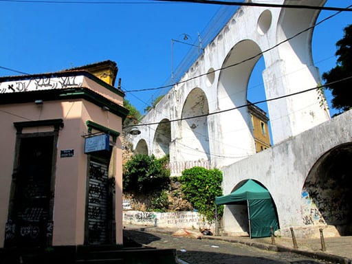 der doppelstöckige Viadukt durch den die Tram die notwenige Höhe erreicht