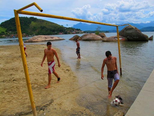 der Bolzplatz am Dorfrand teils geflutet