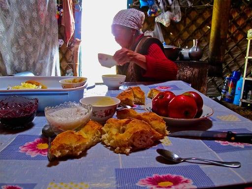 Brot und herrliche Äpfel - dazu Tee mit Blaubeeren