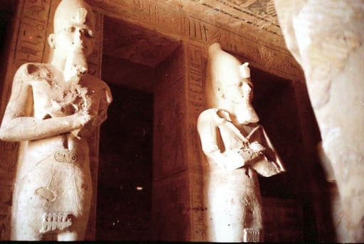 in der Pfeiler-Halle des grossen Tempels in Abu Simbel