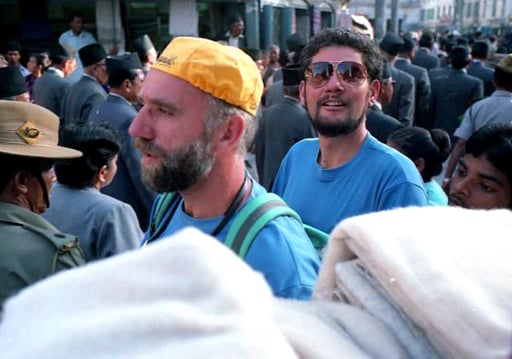 Hans und Andi inmitten des Dasain-Umzuges - gleich hinter dem König