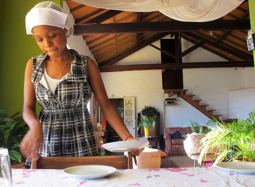 Larol beim Herrichten des Frühstücks - sie machte alles genau und sehr liebevoll