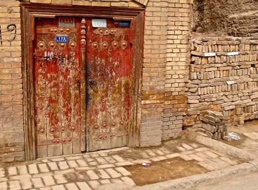 die alte Tür von einem alten historischen Haus