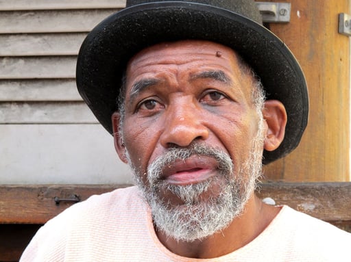 vor der Kirche hoffte er auf er auf die Mildtätigkeit der Kirchenbesucher