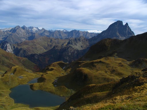 Le lac d'Aule depuis les crêtes qui le surplombent - www.le-refuge-des-marmottes.com