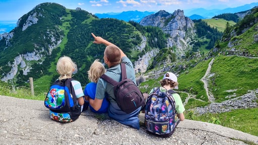 Der Papa mit seinen Söhnen auf dem Wendelstein.