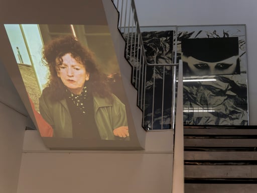 Projektion von Portaitfotos von Doris Schöttler-Boll auf die beiden Treppen im Untergeschoss (Fotos: Erwin Wiemer, Konzept: Wolfram Lakaszus), hier: Treppe links