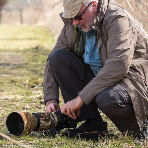 Um Frösche zu fotografieren, muss man schon mal in die Knie gehen.