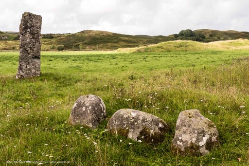 Menhir und Hügelgrab: an der Route, aber keinen Umweg wert 