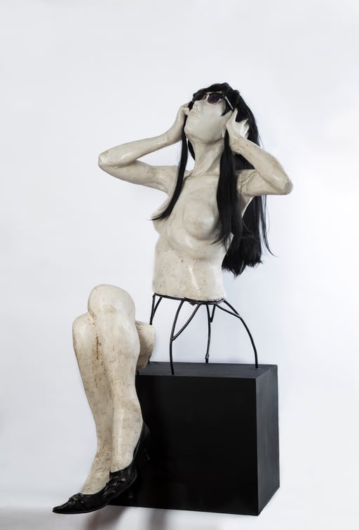 VESTETIQUE. 2014. 68 x 68 x 135 cm. Yeso - poliuretano - acero