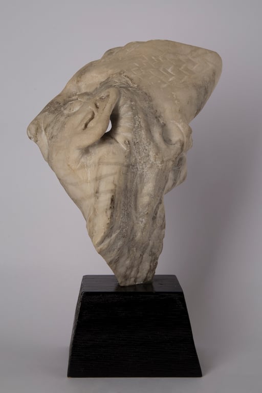 HOMBRE PEZ. 1990. 11 x 21 x 29 cm. Alabastro