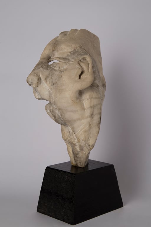 HOMBRE PEZ. 1990. 11 x 21 x 29 cm. Alabastro