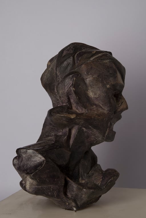 SEÑORA. 1998. 20 x 24 x 30 cm. Cemento