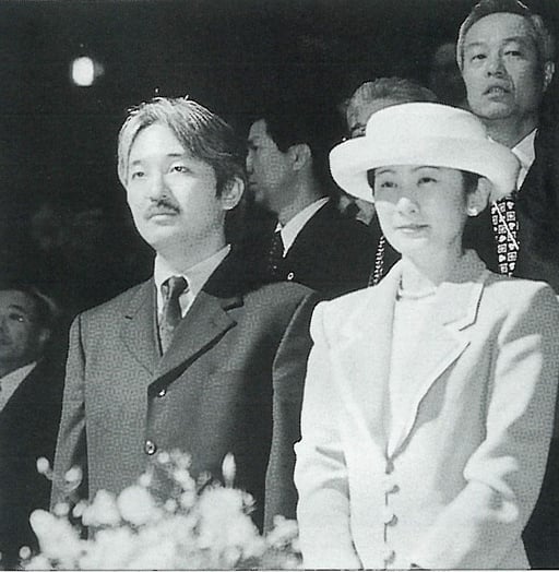 大会名誉総裁秋篠宮殿下と同妃殿下　後ろは江崎勝久大阪卓球協会会長　