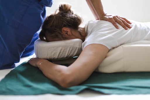 Sie wollen Schmerzen lindern oder vorbeugen?Sie haben Nacken und Schulterverspannung vom vielen Sitzen am PC?Als Shiatsu-& Schmerzexpertin kann ich Ihnen mit meiner Erfahrung & Technik die Balance in den Muskeln verbessern und das Nervensystem beruhigen. 