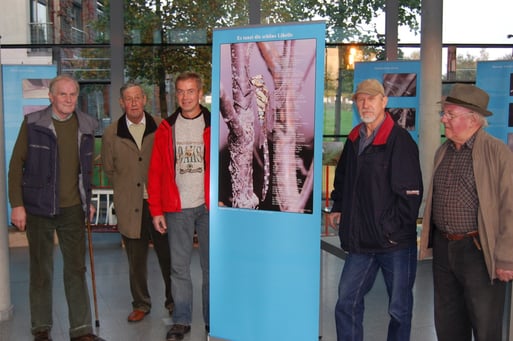 Einige Mitglieder des Ornithologischer Arbeitskreises (OAO) Dinklage besuchen die Libellen-Sonderausstellung zu Ehren von Josef Johanning (Dinklage) im Vechtaer Kreishaus, der ein sehr verdienter Naturschützer und NABU-Aktiver ist; Foto: Ludger Frye 2007