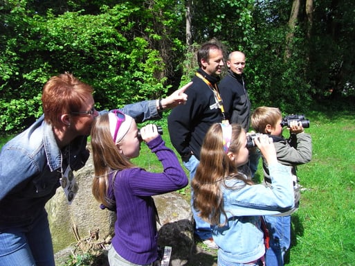 Vögel beobachten für Familien - hier "Stunde der Gartenvögel". Aktion des NABU Steinfeld 2009; Foto: Jutta Alberts