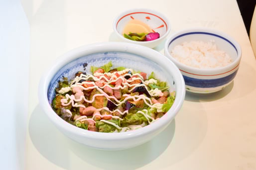 揚げナスとカリカリベーコンのサラダうどん 955円(税込1050円)