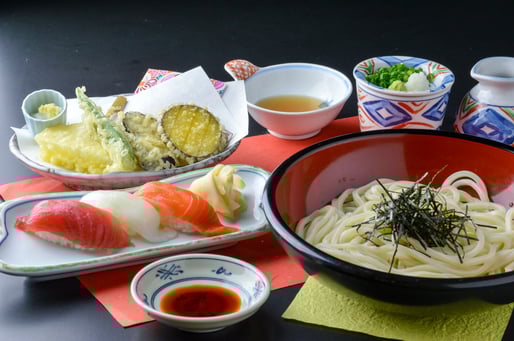 寿司三貫と天ザルうどん　1091円（税込1200円）