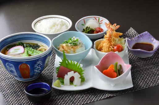 彩りランチ 982円(税込1080円)