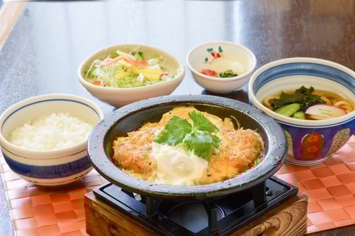 カツとじランチ　1391円（税込1530円）　※ワンドリンク付