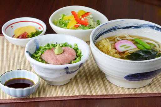 サービスランチ　955円（税込1050円）【ねぎとろ丼・ソースカツ丼・野菜天丼】