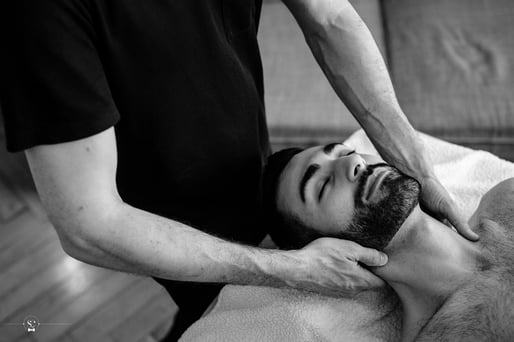 Un homme qui reçoit un Soin du Visage par un homme à Lyon