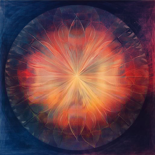 Ein abstraktes Gemälde eines inneren Lichts, das durch die Mitte strahlt. Der Hintergrund ist dunkelblau und rot mit Farbverläufen in Orange und Gelb. Ein kreisförmiges Muster auf der oberen Hälfte sorgt für optische Tiefe. Die Gesamtstimmung strahlt Ruhe