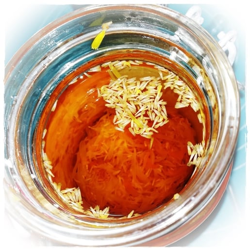 Ringelblumentinktur - aus Ringelblumenblütenblätter und Alkohol