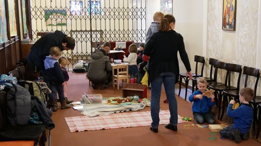 Kinder in der Seitenkapelle, Februar 2018
