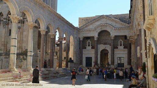 Dienstag: In Split besuchen wir den 1.700 Jahre alten Diokletianpalast aus der Römerzeit.