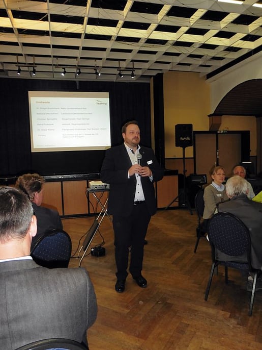 Hr. Springfeld spricht zu den Besuchern in ein Mikrofon