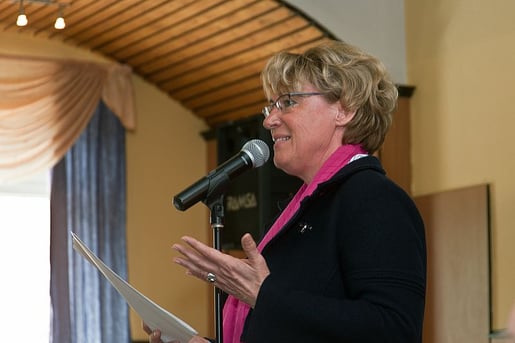 Fr. Otte-Kinast spricht zu den Besuchern in ein Mikrofon