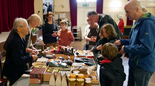 Der EZA Verkauf brachte im Jahr 2023 ungefähr € 600, der Inlandsprojekten zu Gute kam. Das Foto stammt vom EineWelt Essen am 7.5.2023.