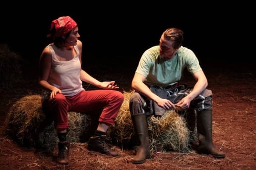 Deux acteurs agriculteurs discutant sur scène