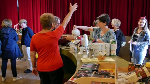 Nach der Sonntagsmesse ist das Pfarrkaffe ein beliebter Treffpunkt. Foto vom 11.September 2022.