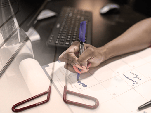 Vues fondues sur un planning, un ordinateur et des outils de débosselage