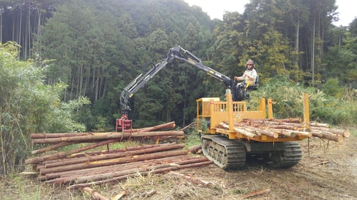 グラップル付きフォワーダ(走行集材機械)