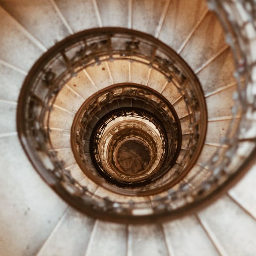 Wendeltreppe von oben nach unten fotografiert.