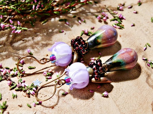 blog over de kruiden apotheek van Claire Fraser uit Outlander en de folkore met een fantasy sieraad bij het verhaal