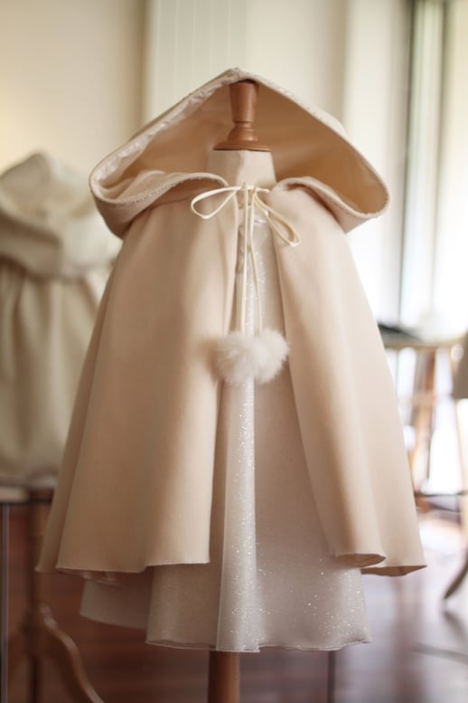 Cape cérémonie enfants mariage d'hiver. Cortège d'hiver. Robe de demoiselle d'honneur. Fabrication française.