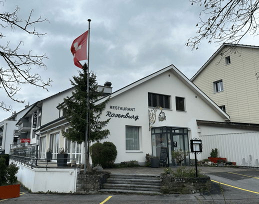 Ab dem 1. Juni 2025 wieder offen und mit im Rennen: die «Rosenburg» in Wolfhausen (Bild: buebikernews)