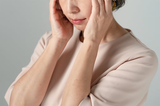 偏頭痛で困っている女性