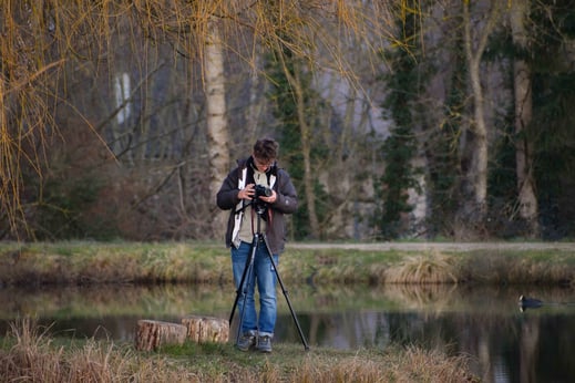 Antonin de Puri New Zealand prépare son matériel pour filmer et photographier des abeilles en Nouvelle-Zélande qui butinent les fleurs de Manuka 