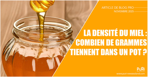 Une photo d'un pot en verre remplit d'un miel liquide avec une cuillère en bois qui fait couler le miel dans le pot