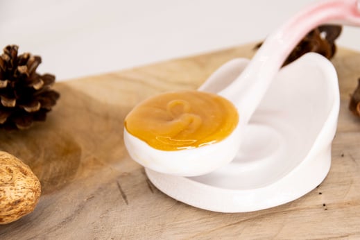 Miel de Kanuka de Nouvelle-Zélande dans une cuillère en céramique fait main Puri New Zealand