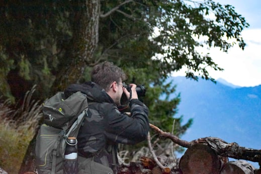 Antonin de Puri New Zealand qui photographie un paysage néo-zélandais pour illustrer son voyage en Nouvelle-Zélande